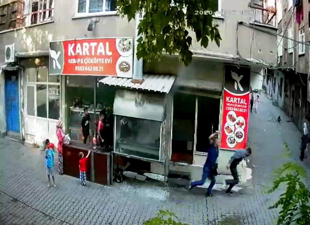 Önce eşini ardından akrabasını bıçakladı