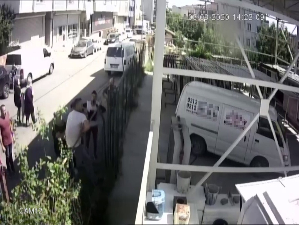 Önce eşiyle kavga etti, sonra fabrika işçilerine saldırdı