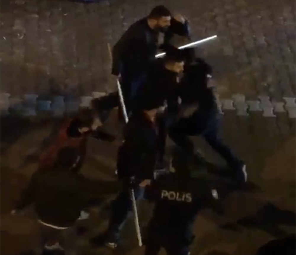 Önce iş yeri bastılar sonra polise saldırdılar