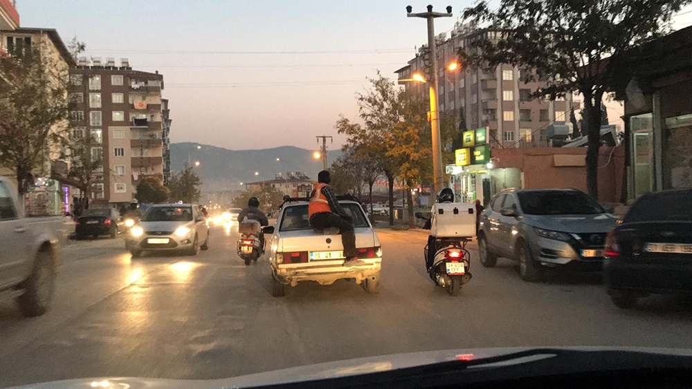 Önce otomobili itti, sonra bagajına oturarak yolculuk yaptı