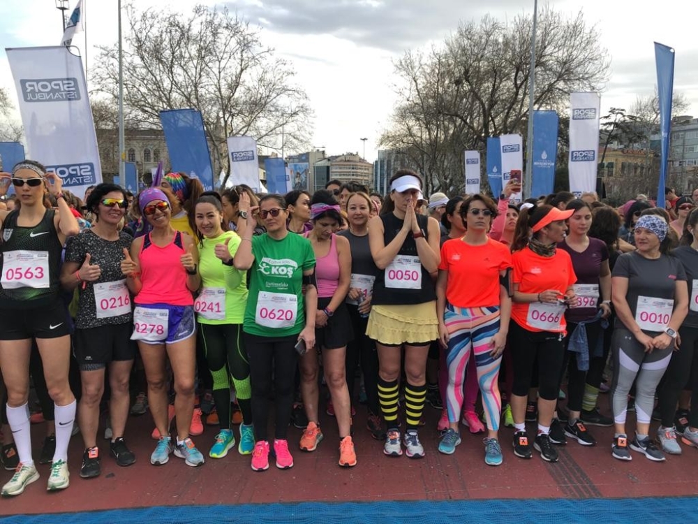 Onlar koştu, caddeler çiçek açtı