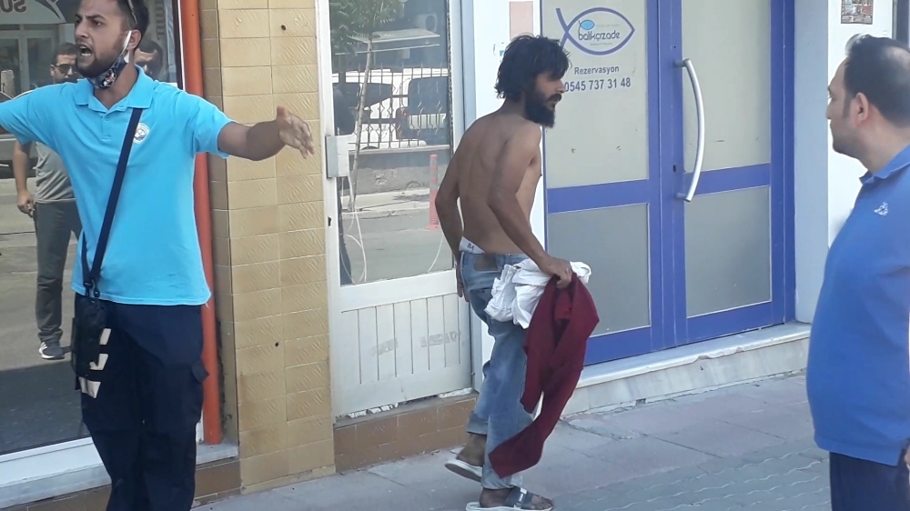 Önüne geleni yumrukladı, az kalsın linç ediliyordu