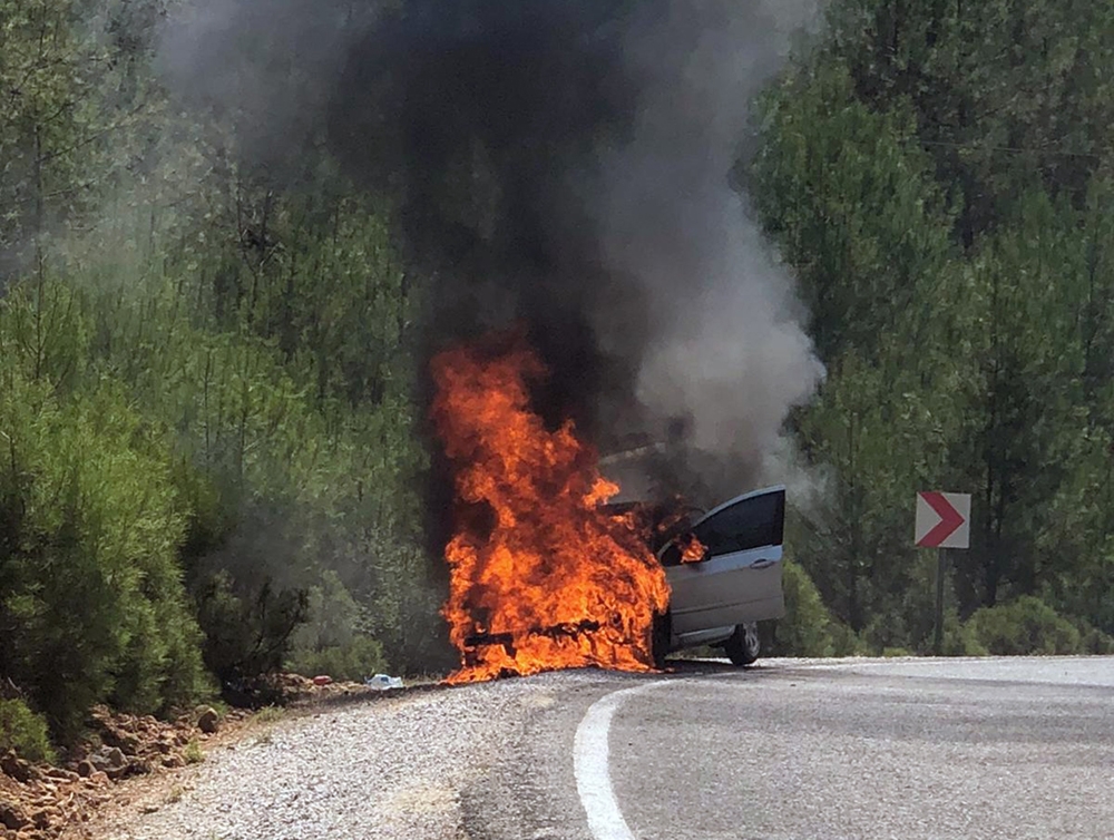 Ormanlık alanda araç alev alev yandı