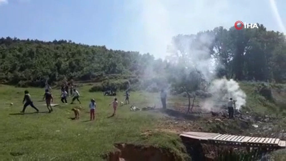 Ormanlık alanda mangal yakıp, futbol oynadılar