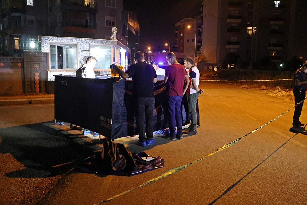 Ortağını sokak ortasında 3 bıçak darbesiyle öldürdü