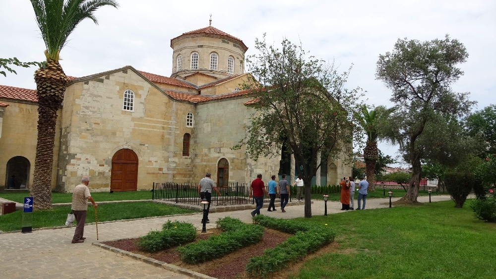 Ortahisar Ayasofya Camii ziyaretçilerini ağırlıyor