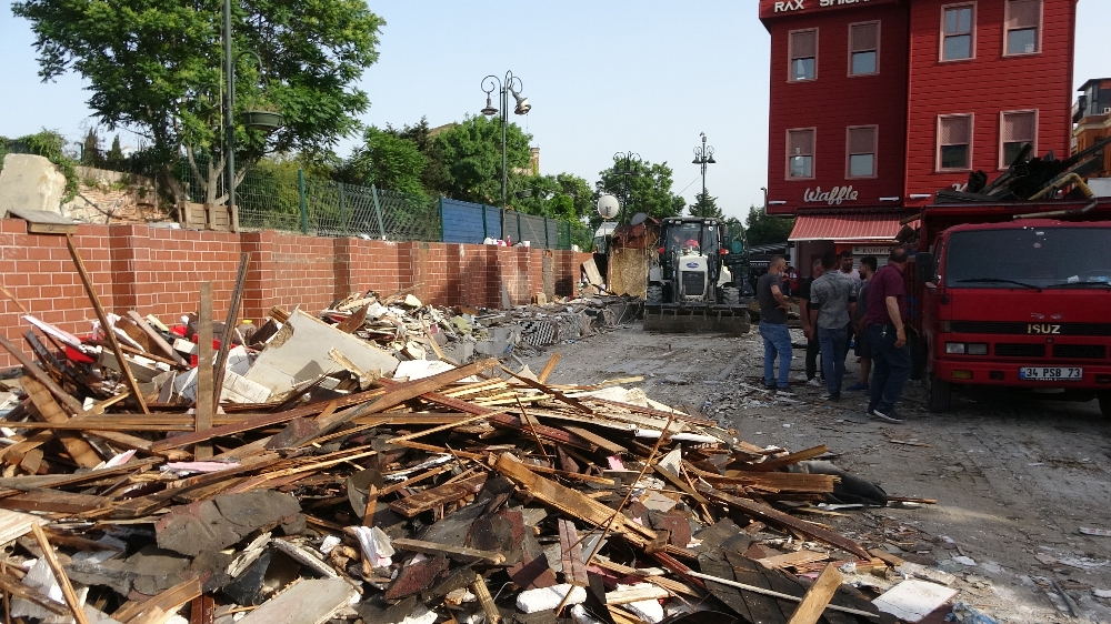 Ortaköy Kumpirciler Çarşısı’ndaki dükkanların yıkımına başlandı