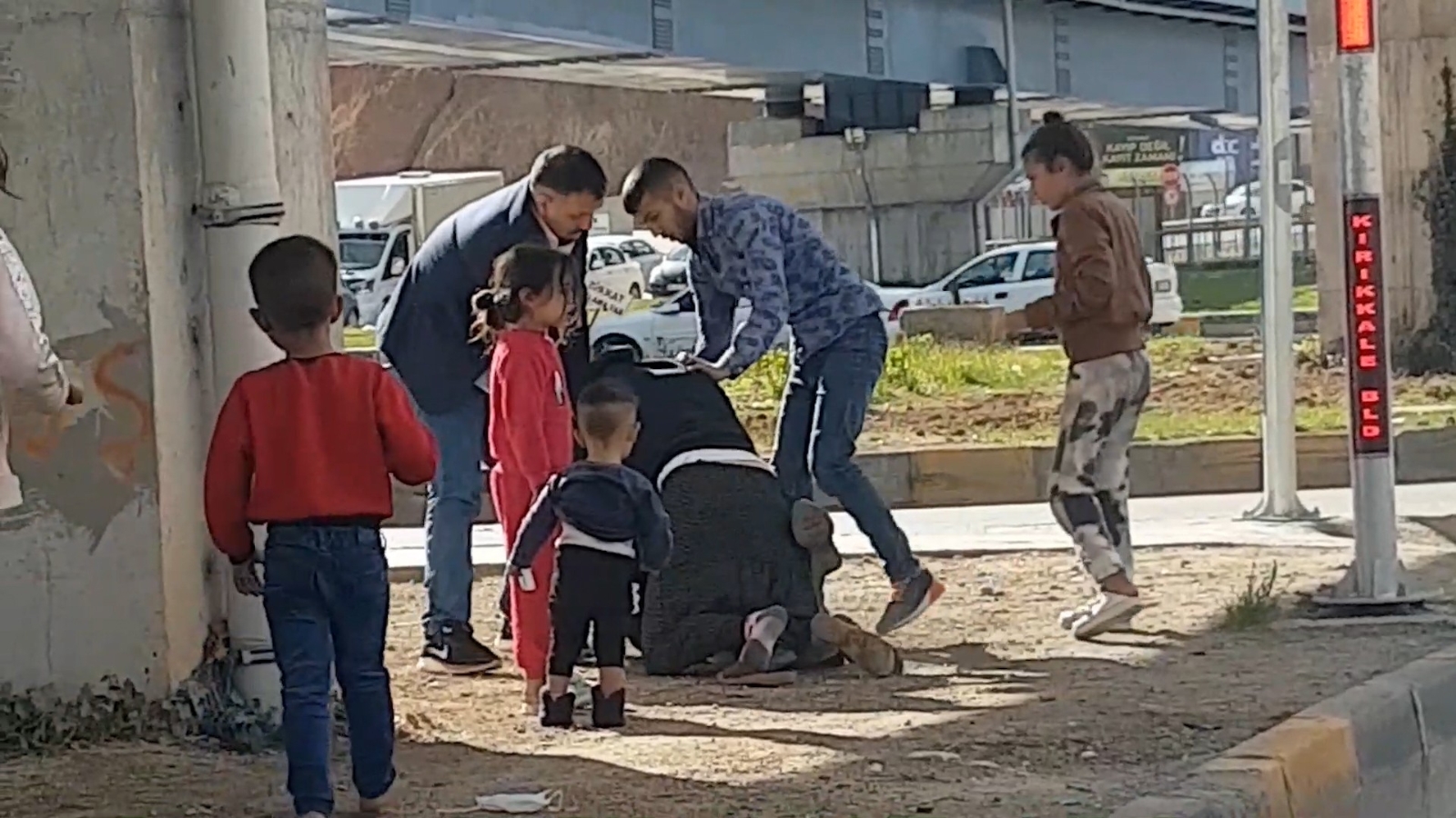 Ortalık bir anda karıştı, tekme tokat kavga ettiler
