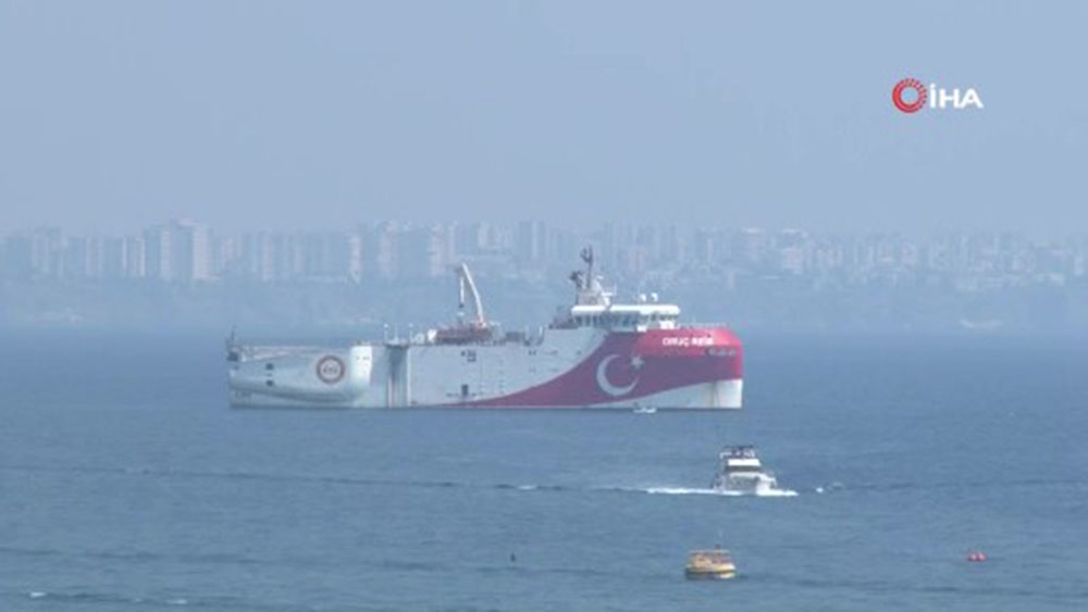 Oruç Reis Antalya açıklarına demirledi