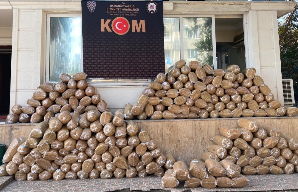 Osmaniye’de 1 ton 392 kilo kaçak tütün ele geçirildi