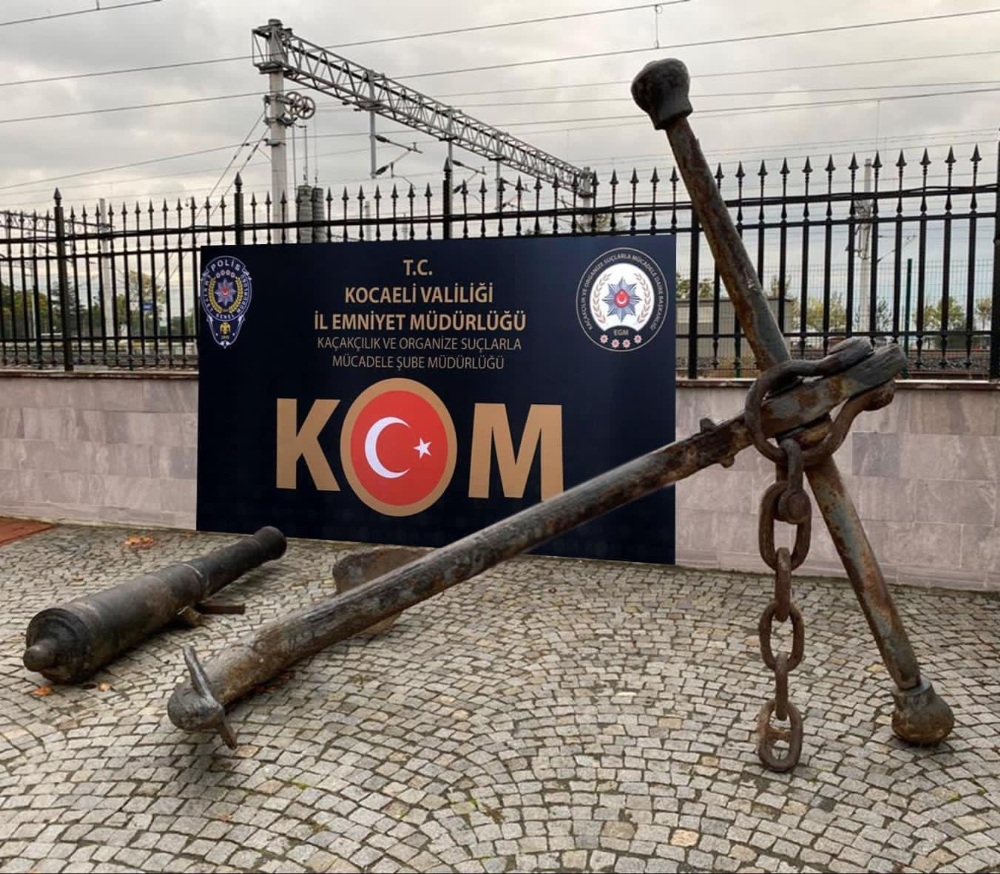 Osmanlı Dönemi’nden kalma gemi çapası ve savaş topu hurdacıdan çıktı