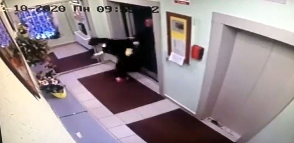 Otel müşterisi, temizlikçi kadını asansörden dışarı fırlattı