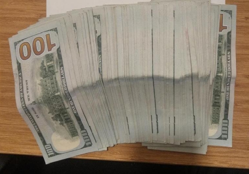 Otelde çalışan kat görevlisi, yastık altında bulduğu 10 bin doları sahibine teslim etti