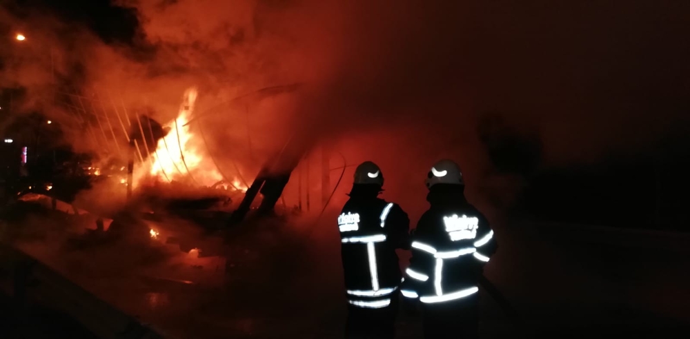 Otobanda Korku Dolu Anlar: Tır Cayır Cayır Yandı