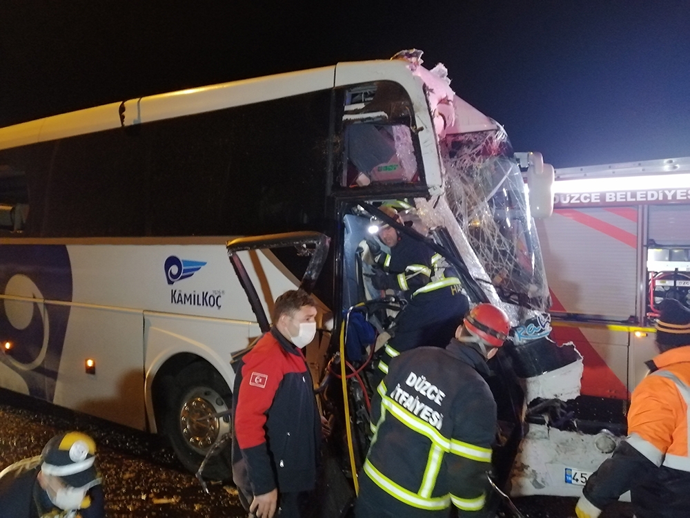Otobüs kamyona arkadan çarptı: 1’i ağır 16 yaralı