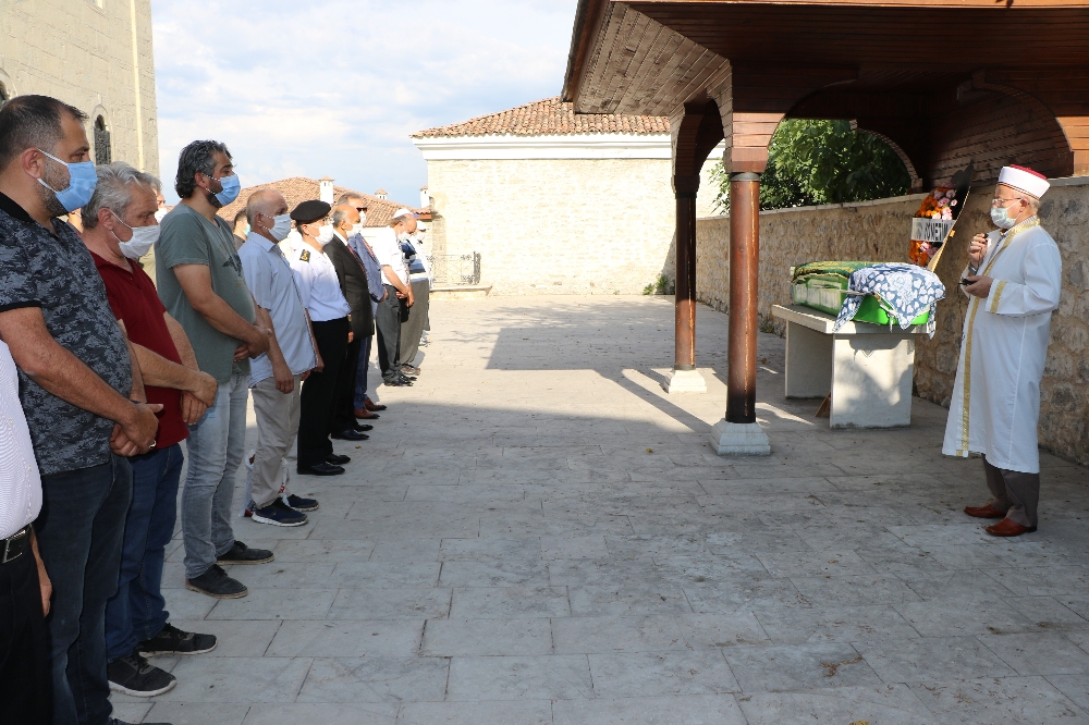 Otobüs kazasında hayatını kaybeden kadın, son yolculuğuna uğurlandı