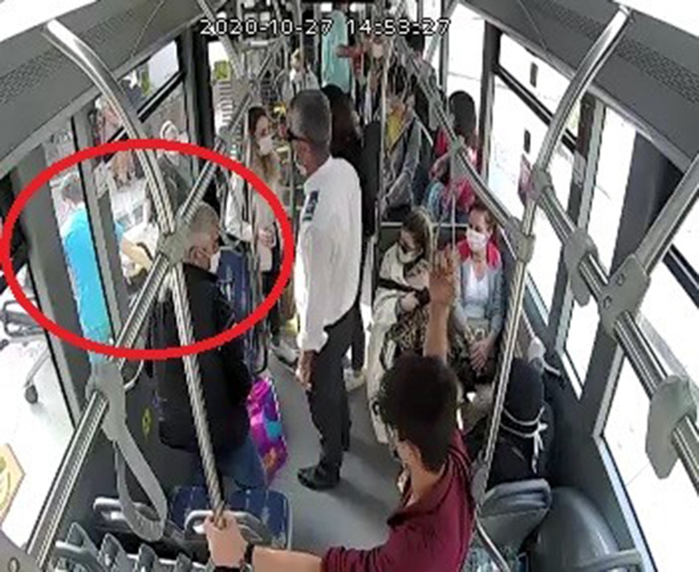 Otobüs şoförü fenalaşan yolcuyu hastaneye yetiştirdi