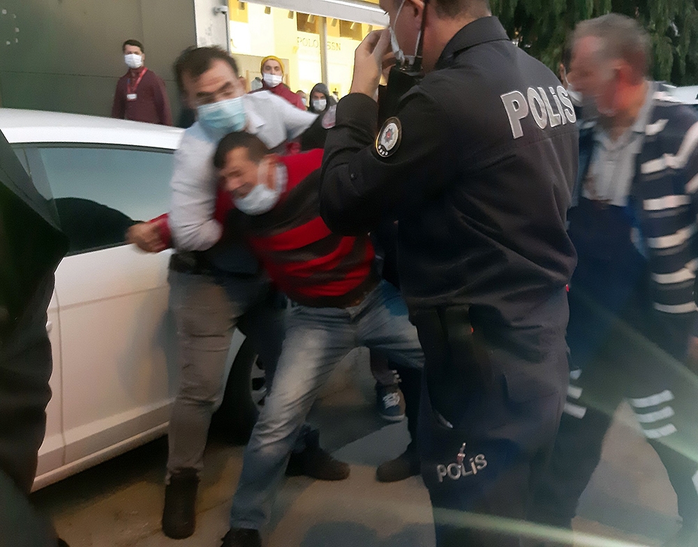 Otobüs şoförü sinir krizi geçirip ortalığı birbirine kattı
