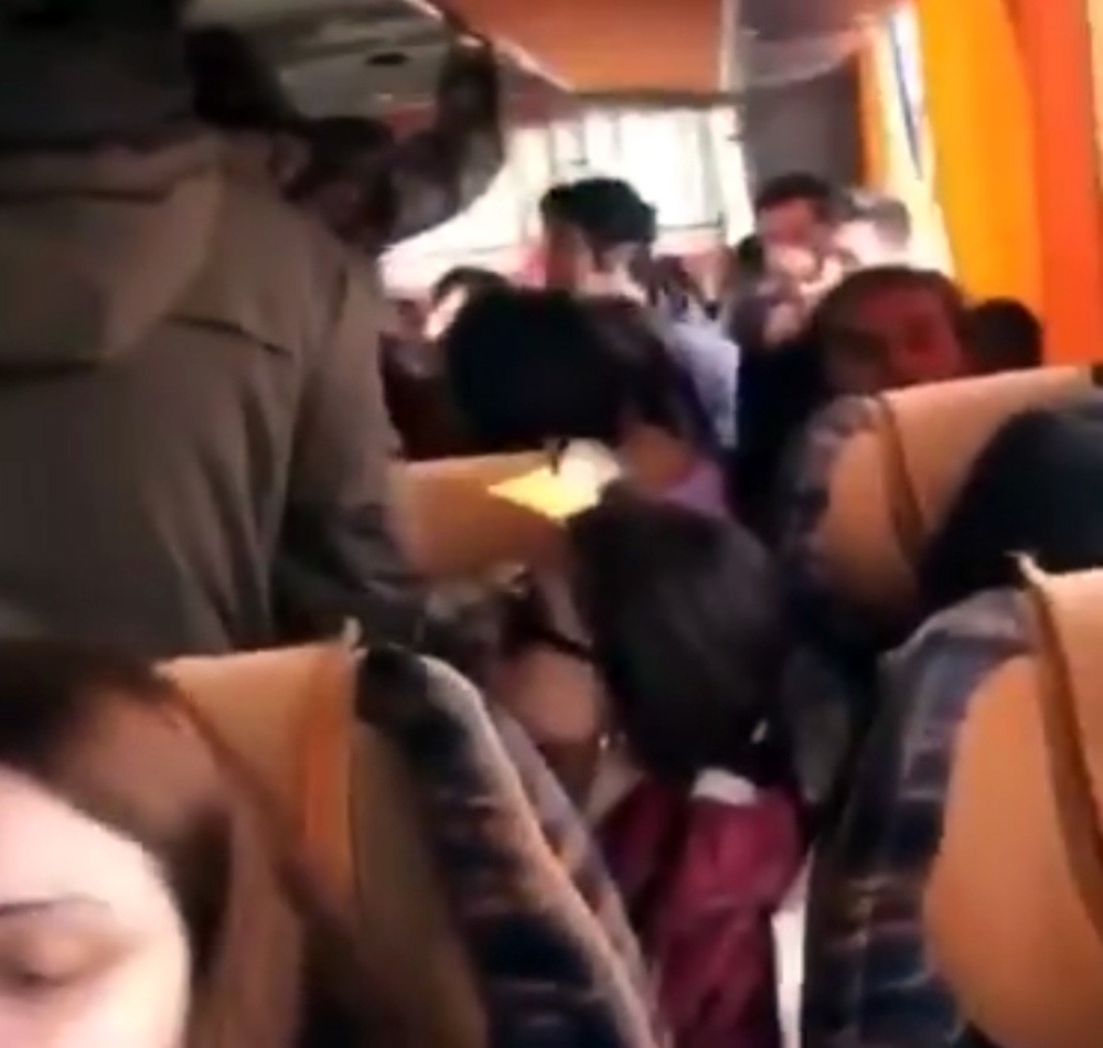 Otobüste öğrenciler ile görevlinin ‘fazla ücret’ tartışması kamerada