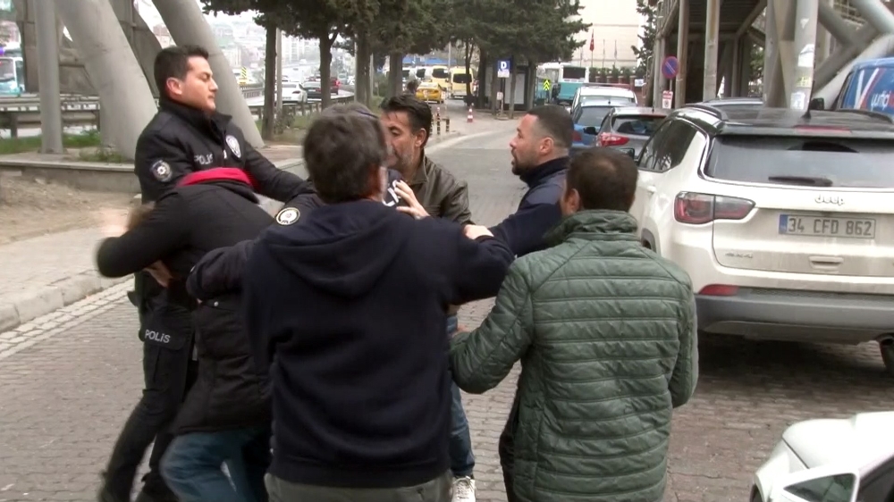 Otobüste Uyuyan Kadına Taciz İddiası: Linç Girişimi Kamerada