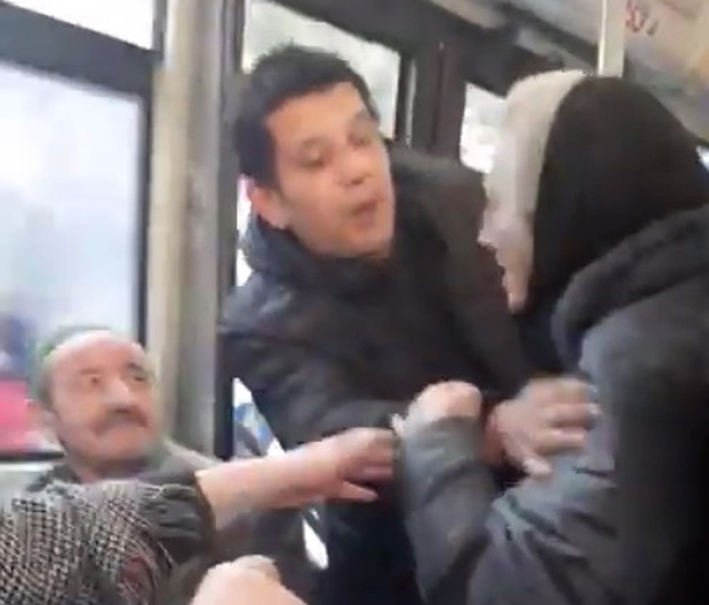 Otobüste yaşlıların kavgası kameraya yansıdı