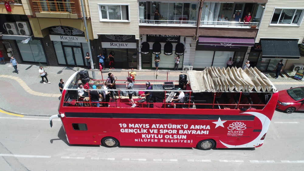 Otobüsten 19 Mayıs konserine vatandaşlar balkonlarından eşlik etti