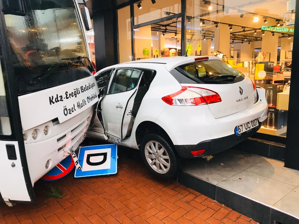 Otobüsün sürüklediği otomobil mağazaya girmekten son anda kurtuldu