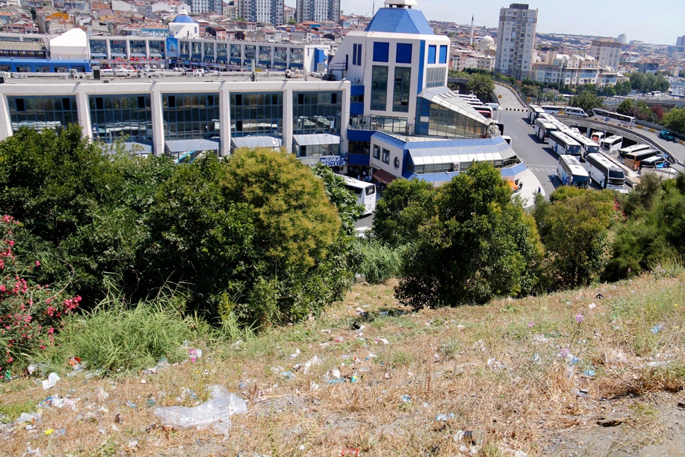 Otogarın çevresi çöp yığınlarıyla doldu