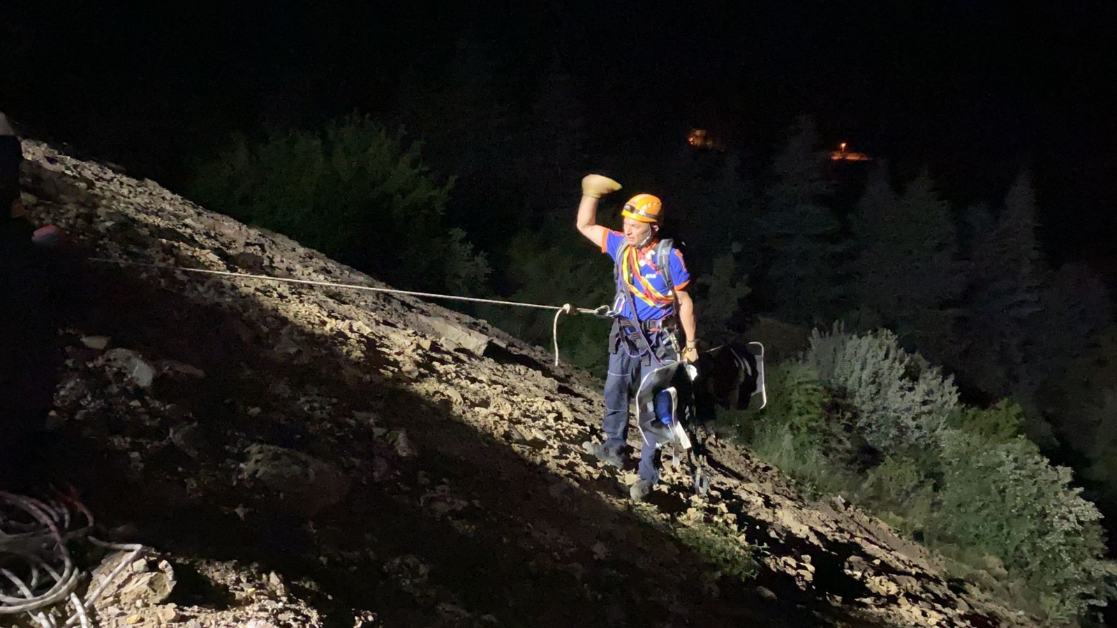 Otomobil 100 metrelik uçurumdan aşağı düştü: 1 ölü, 4 yaralı