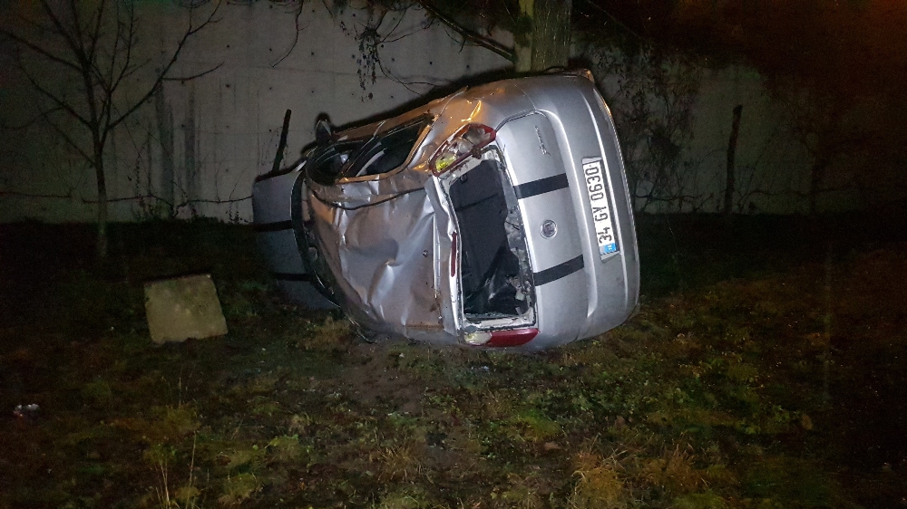 Otomobil 35 Metreden Araziye Uçtu: 2 Yaralı