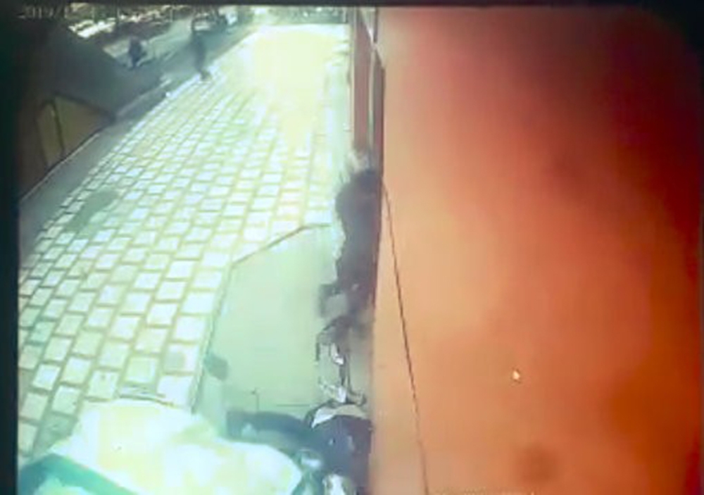 Otomobil Açıköğretim Ofisine Daldı: 1 Ölü, 2 Yaralı