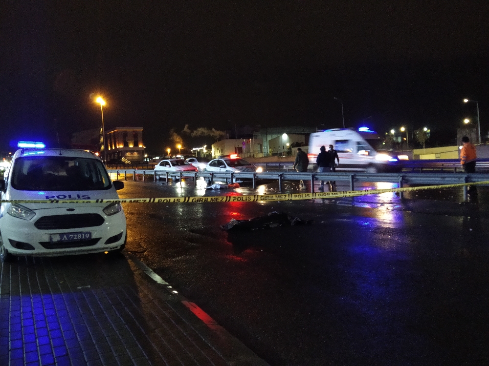 Otomobil bariyere çarptı, araç içindeki yolcu yan yola fırladı: 1 ölü, 2 yaralı