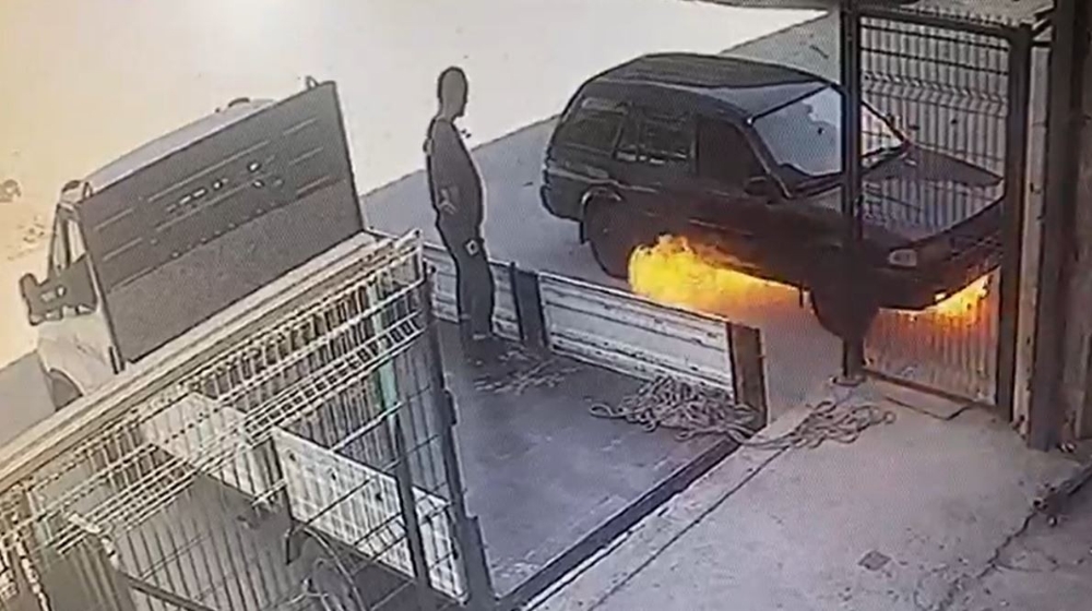 Otomobil bomba gibi patlayıp alev aldı