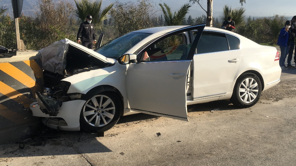 Otomobil gişelerde beton bariyere çarptı: 2 ölü