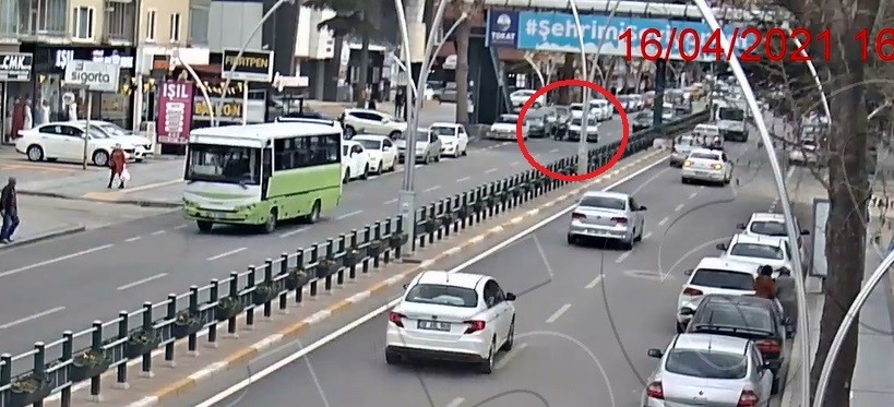 Otomobil hızla çarptı, öldü sanılırken şaşırtan görüntüler yaşandı