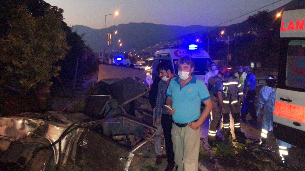 Otomobil ikiye bölündü...Can pazarında 2’si ağır 5 yaralı