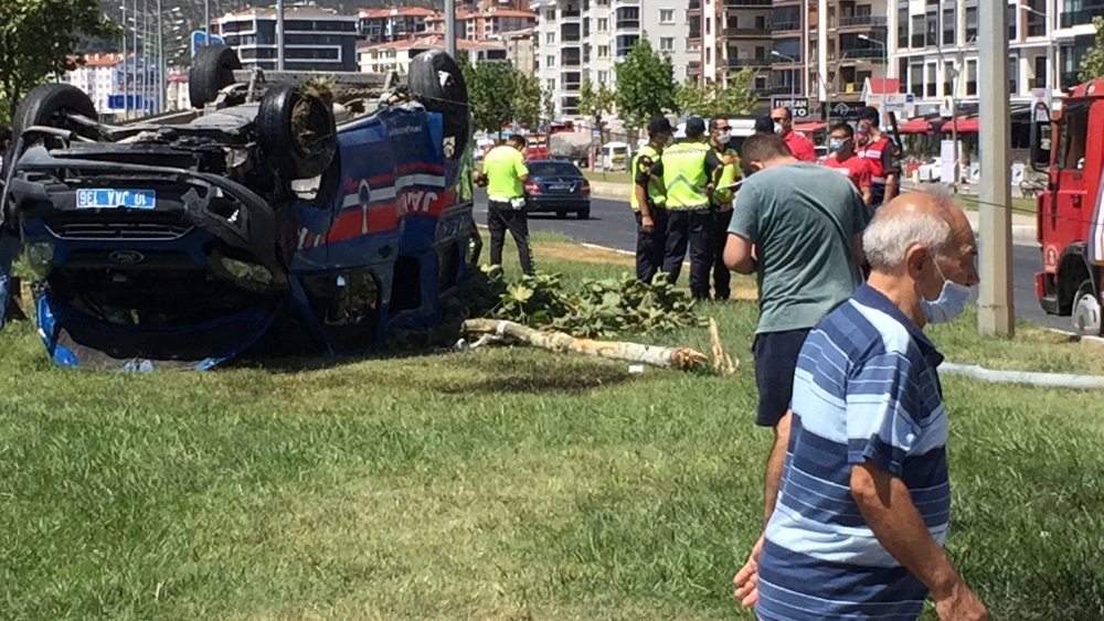 Otomobil ile çarpışan jandarma minibüsü takla attı, 3 jandarma yaralandı