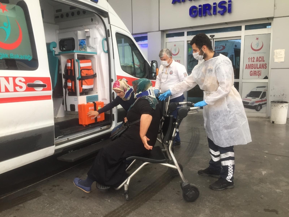 Otomobil ile hafifi ticari kamyonet kafa kafaya çarpıştı: 6 yaralı