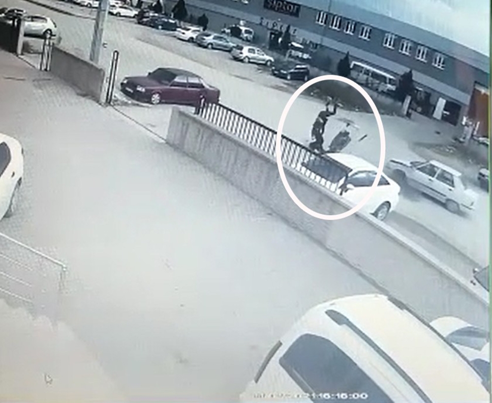 Otomobil ile motosiklet böyle çarpıştı: 2 yaralı
