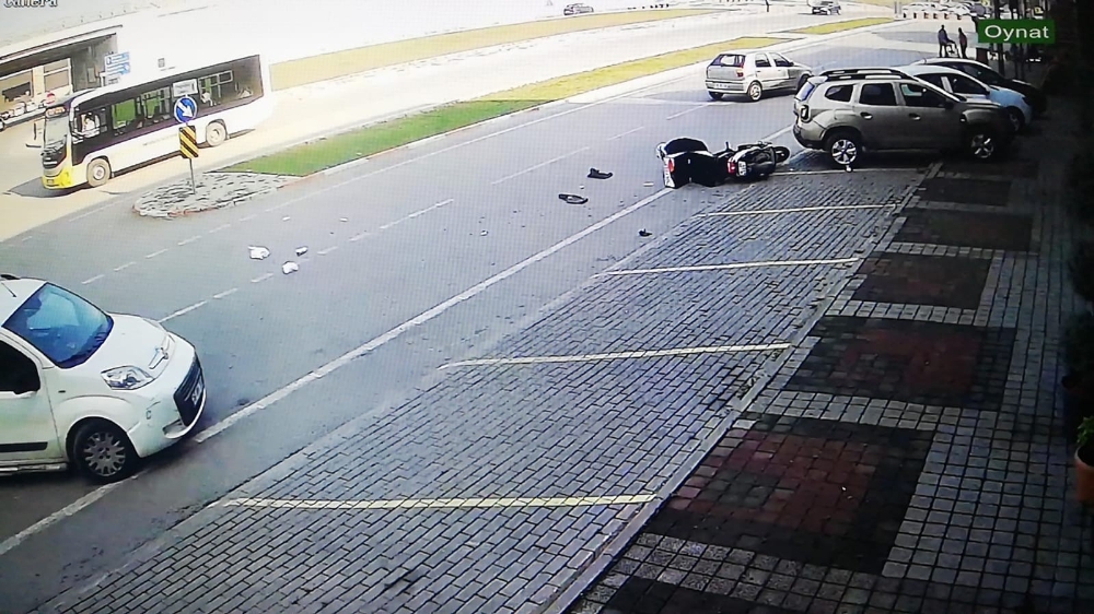 Otomobil İle Motosiklet Kafa Kafaya Çarpıştı: O Anlar Kamerada