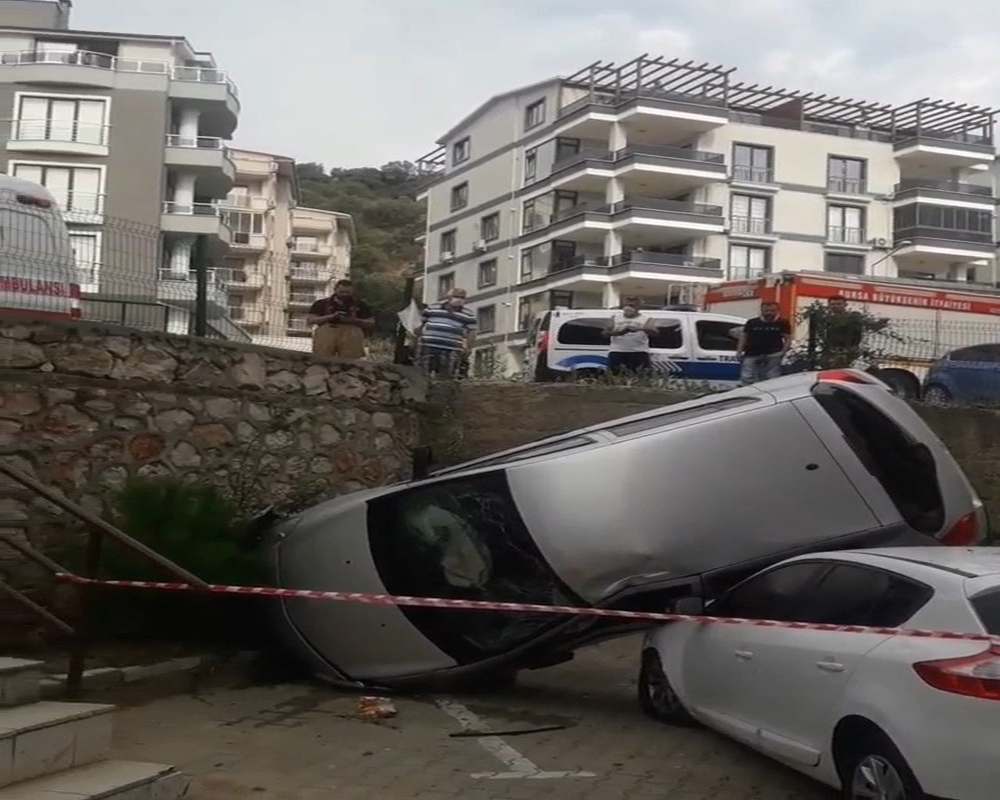 Otomobil, istinat duvarından başka aracın üstüne uçtu