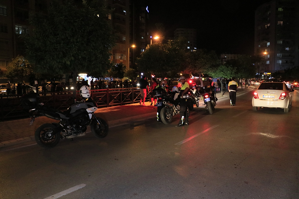 Otomobil kanala düştü, vatandaşlar sosyal mesafeyi hiçe sayıp kazayı izledi