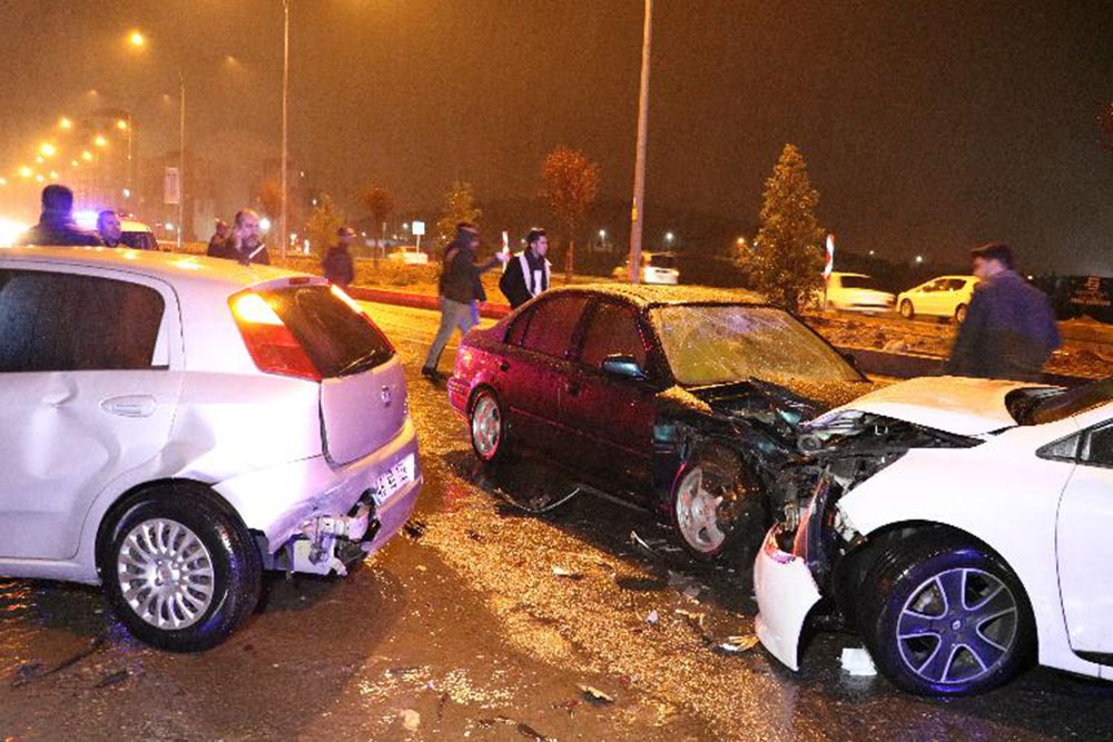 Otomobil Kaza Sonrası Toplanan Kalabalığa Daldı: 6 Yaralı