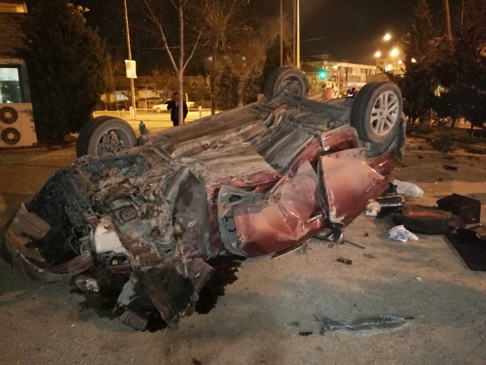 Otomobil önce tabelaları biçti ardından takla attı: 3 yaralı