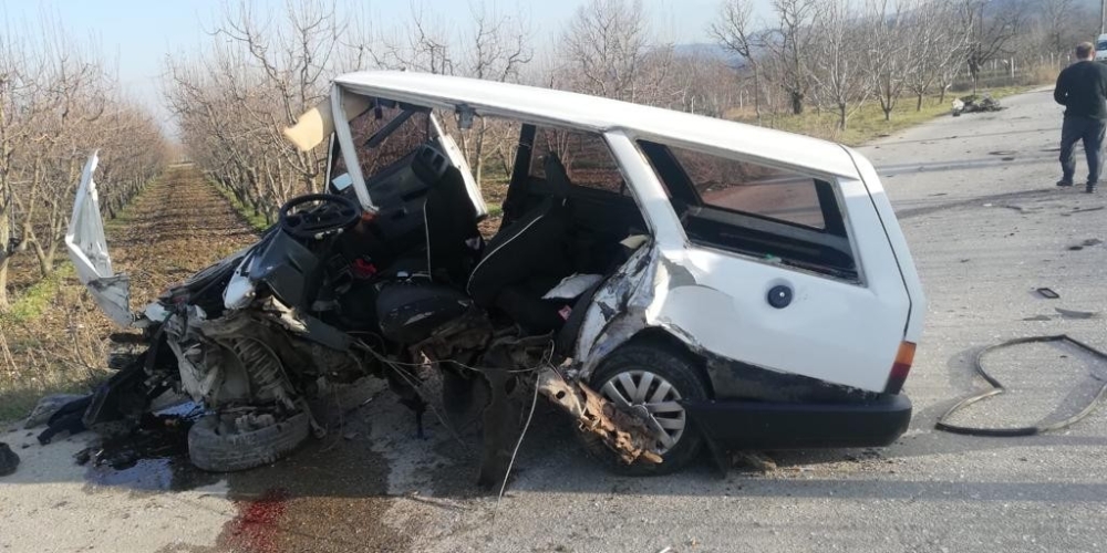 Otomobil paramparça oldu: 1’i ağır 4 yaralı