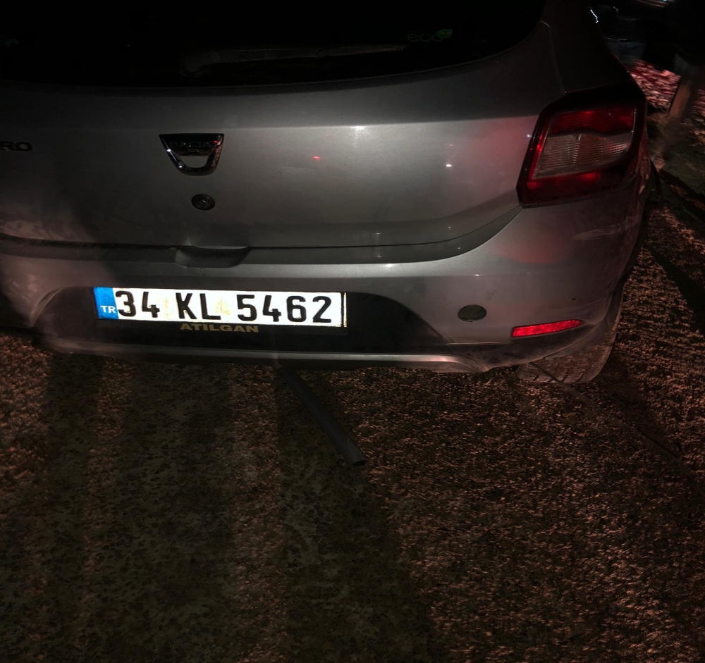 Otomobil park halindeki tıra çarptı: 2 yaralı