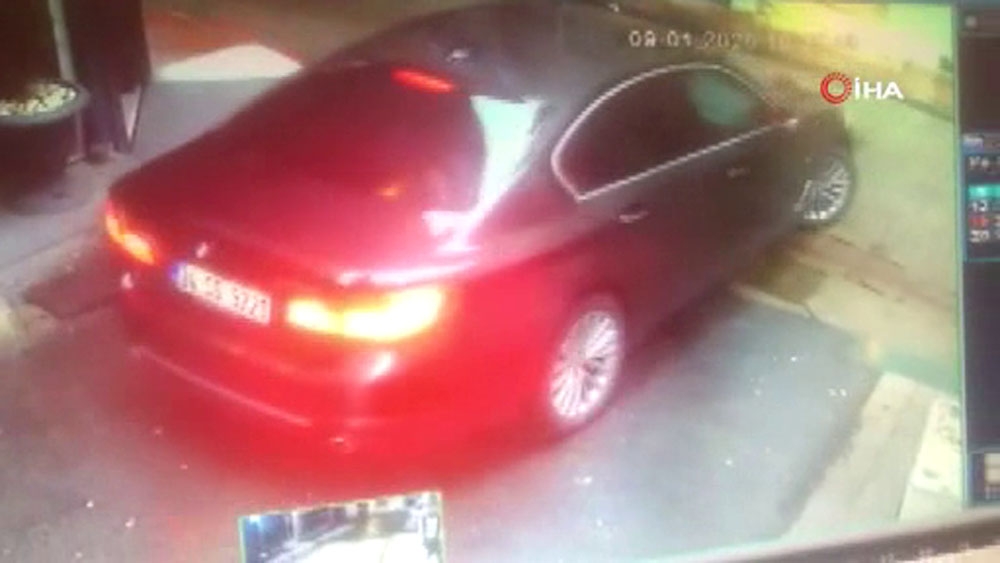 Otomobil sürücüsü, çöken binanın altında kalmaktan son anda kurtuldu