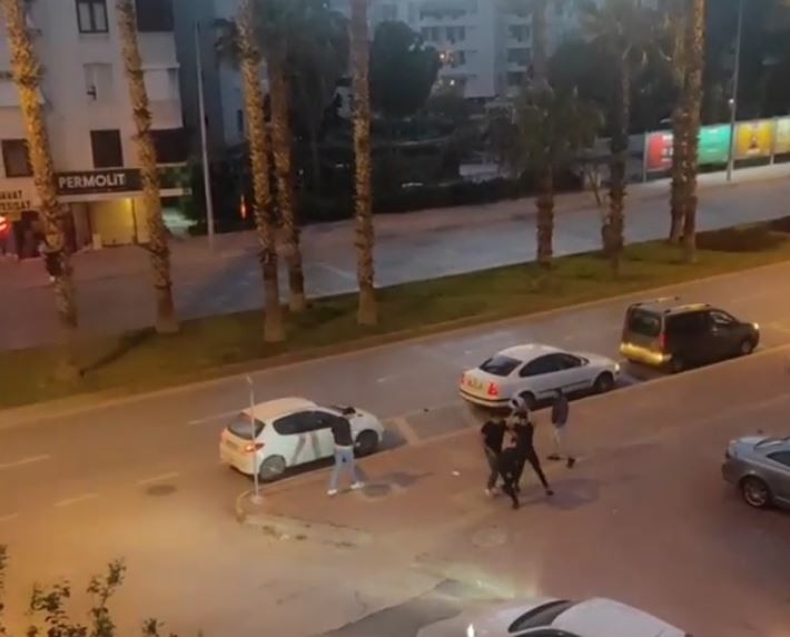 Otomobil sürücüsü, tartıştığı motosiklet sürücüsünün kafasına kask ile vurdu