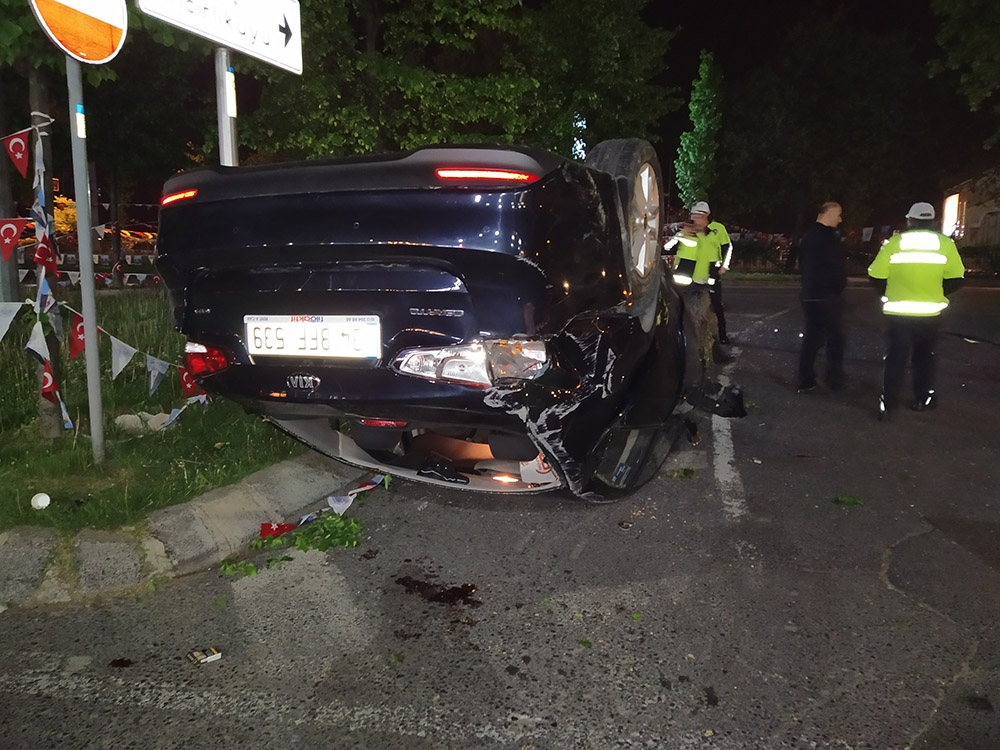 Otomobil takla atarak iş yerinin bahçesine girdi: 3 yaralı