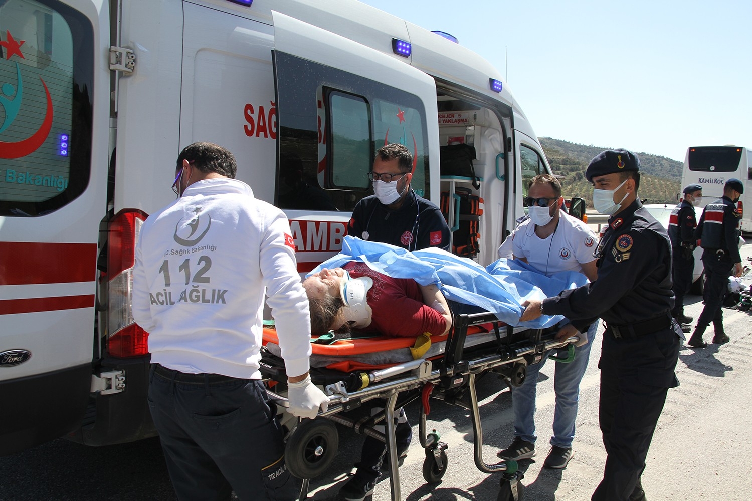 Otomobil tıra arkadan çarptı: 3’ü ağır 5 yaralı